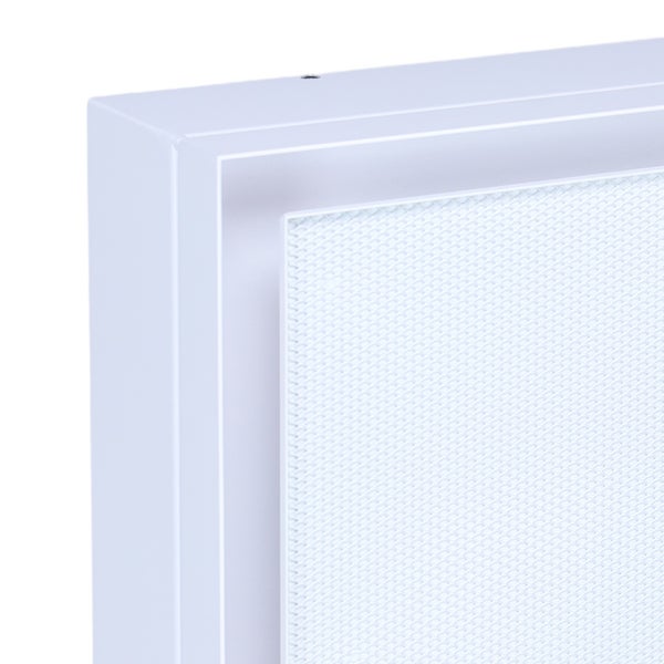 Detailansicht einer quadratischen LED Deckenleuchte mit flachem Metallrahmen und strukturierter Diffusorfläche für gleichmäßige Lichtverteilung.