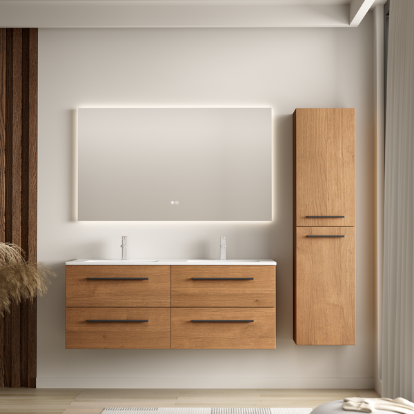 Modernes Badezimmermöbel Set mit Doppelwaschtisch, Unterschrank in Holzoptik, Hochschrank und beleuchtetem Wandspiegel in einem hellen Badezimmer.