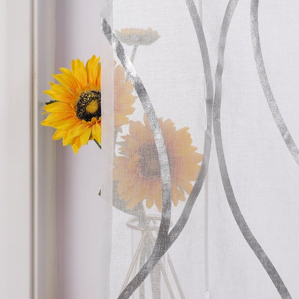 Dekoschals mit Blumenvase im Hintergrund.