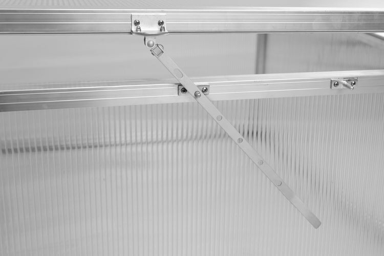 Detailaufnahme eines Deckelaufstellers für ein Frühbeet aus Aluminium und Polycarbonat-Hohlkammerplatten zur Belüftung.