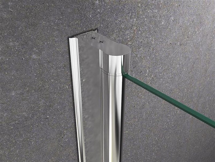 Detail einer Duschkabine mit Glaswand und Metallprofil