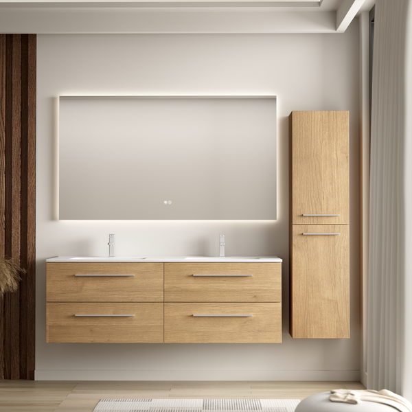 Modernes Badezimmer mit hängendem Doppelwaschtisch aus Holz, beleuchtetem Spiegel und passendem Hochschrank für ein warmes Ambiente.