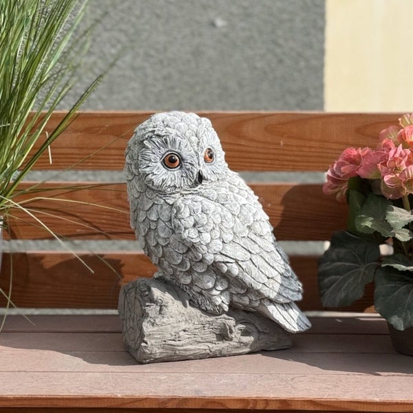 Dekorative Eulen Gartenfigur aus Kunststein sitzend auf einem Baumstamm für den Außenbereich