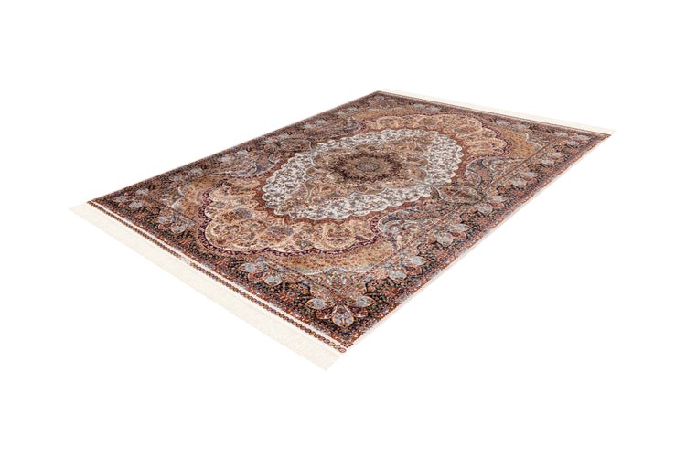 Rechteckiger Orientteppich mit Persermuster in Beige und Braun, zentralem Medaillon und hellen Fransen.