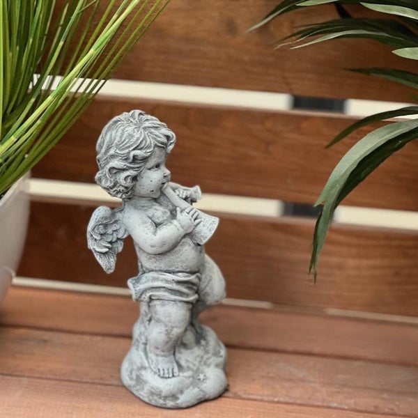 Steinfigur Engel mit Trompete als Gartendekoration