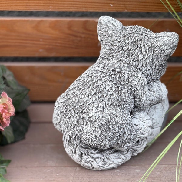Gartenfigur in Form eines kleinen Hundewelpen aus Steinoptik zur Dekoration im Außenbereich