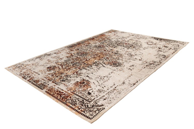 Rechteckiger Teppich im Vintage-Stil mit orientalischen Ornamenten und floralen Mustern.