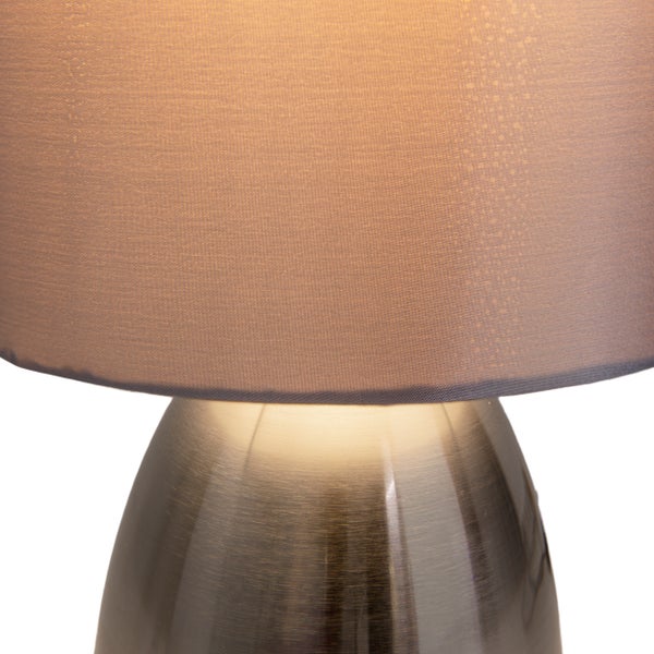 Nahaufnahme einer Tischleuchte mit Lampenschirm