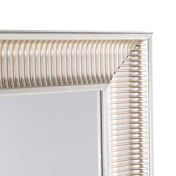 Detailansicht eines Spiegels mit verziertem Rahmen