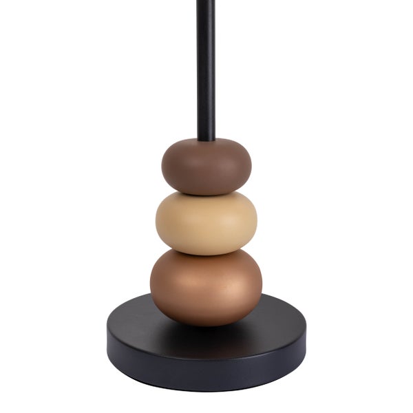 Wohnzimmer mit Kamin, Holzdeko und Holzlager