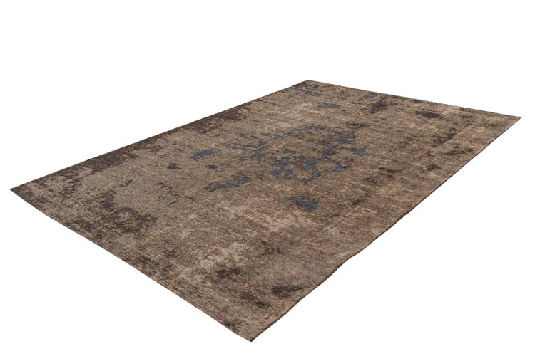Rechteckiger Teppich im Vintage-Stil mit braun-blauem Muster und zentralem Ornament im Used-Look.
