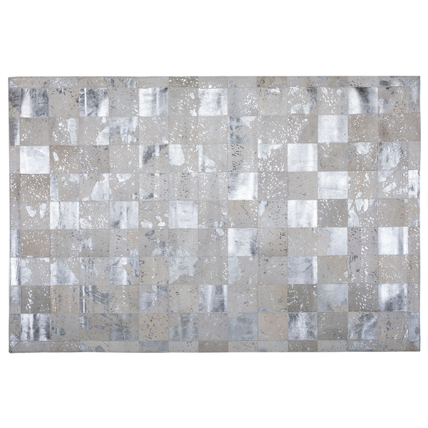 Rechteckiger Patchwork-Teppich aus Kuhfell mit silbernem Metallic-Karo-Muster.