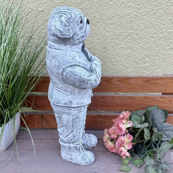 Gartenfigur Mops in Anzug stehend als Dekofigur aus Kunststein für den Außenbereich