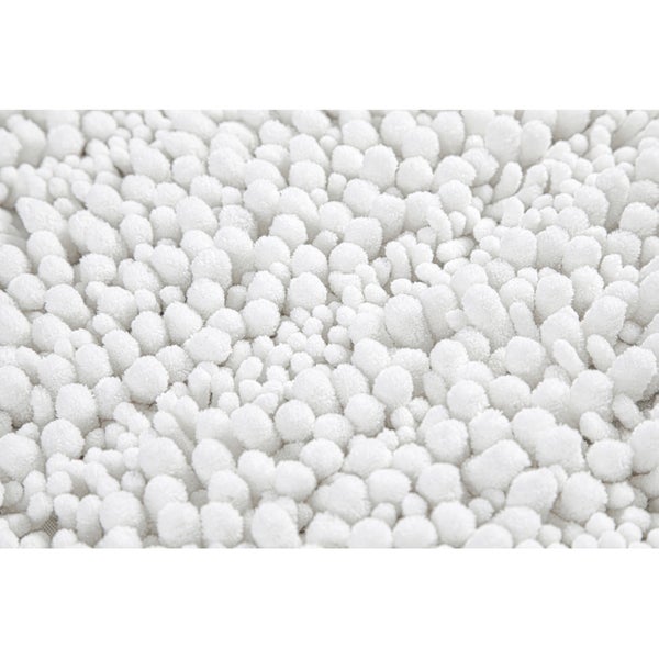 Badematte aus 100 Prozent Polyester-Chenille mit weicher Noppenstruktur.