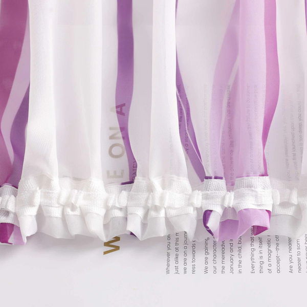Transparente Voile-Gardine mit violettem Wellenmuster und Faltenband.