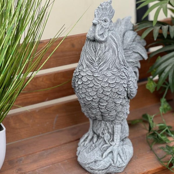 Detaillierte Gartenfigur Hahn aus wetterfestem Steinguss als Dekoration für den Außenbereich.