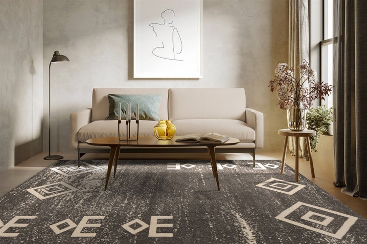 Modernes Wohnzimmer mit dunkelgrauem Teppich mit weißem geometrischem Muster, cremefarbenem Sofa und dunklem Holz-Couchtisch.