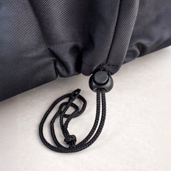 Detailaufnahme einer Schutzhülle mit Kordelzug