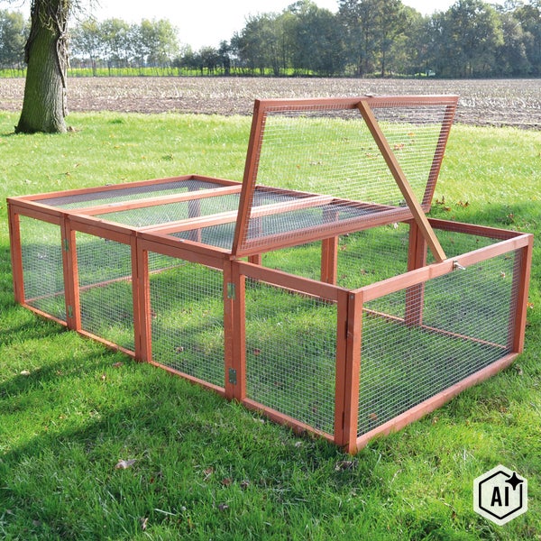 Freigehege für Kleintiere aus Holz mit Drahtgitter und aufklappbarem Dach auf einer Wiese