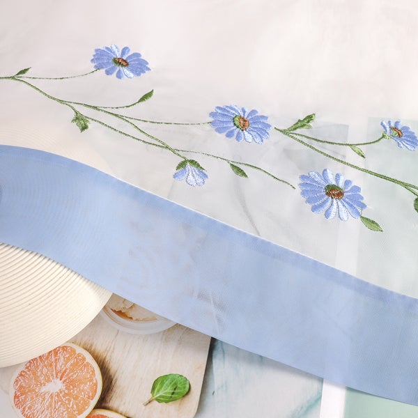 Gardine mit floralem Stickmuster
