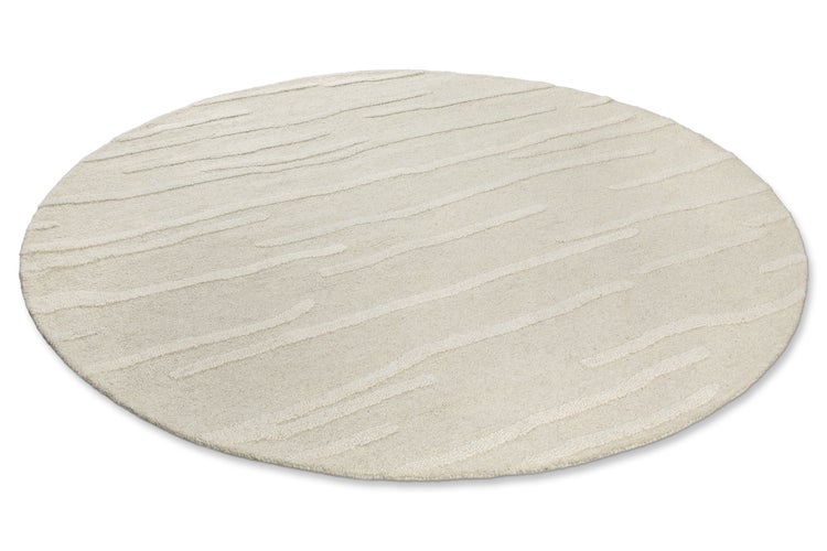 Runder Teppich in Beige mit strukturierter Oberfläche und Wellenmuster.