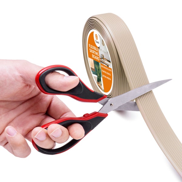 Flexible Sockelleiste wird mit einer Schere zugeschnitten.