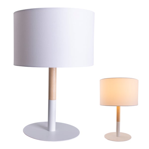Zwei Tischleuchten mit Lampenschirm aus Stoff und Holzfuß