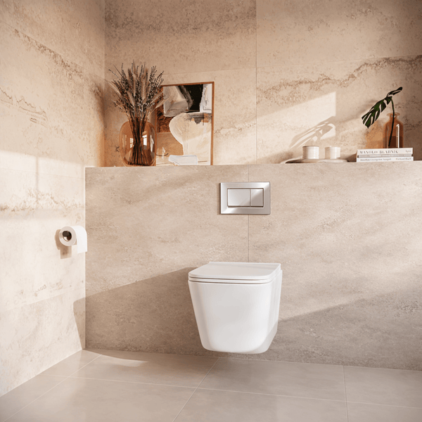 Modernes Badezimmer mit wandhängendem WC, quadratischer Betätigungsplatte, Steinfliesen und dekorativen Accessoires auf einem Vorsprung.