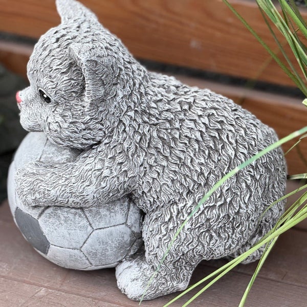 Gartenfigur Katze mit Fußball aus wetterfestem Kunststein als Dekoration für den Außenbereich.