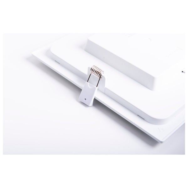 Detailansicht einer LED-Einbauleuchte mit Befestigungsfeder