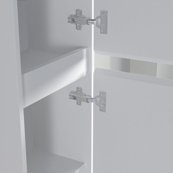 Nahaufnahme von verchromten Metallscharnieren an einem weißen Schrank mit Einlegeböden und Auszügen.