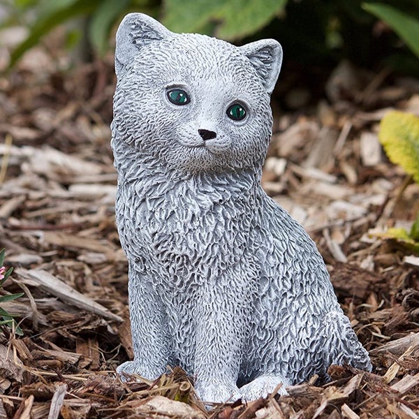 Dekorative Gartenfigur in Form eines sitzenden Katzenbabys aus wetterfestem Kunststein für den Außenbereich.