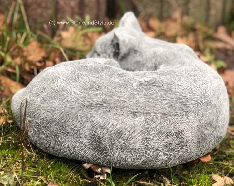 Dekorative Gartenfigur aus Stein in Form einer eingerollten schlafenden Katze für den Außenbereich