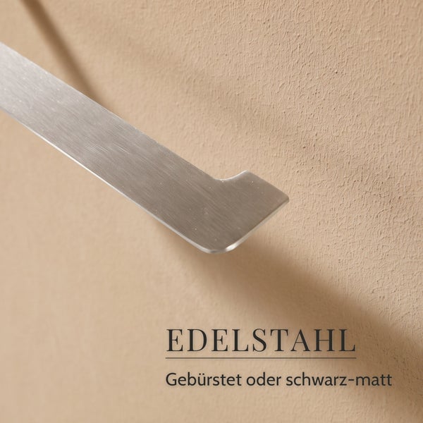 Gebürsteter Edelstahl Handlauf mit abgewinkeltem Ende für eine moderne Treppengeländer Befestigung