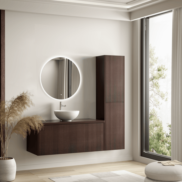 Modernes Badezimmermöbel-Set mit geriffeltem Waschtischunterschrank, Hochschrank, rundem beleuchtetem Spiegel und weißem Aufsatzwaschbecken.