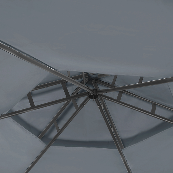 Innenansicht eines Sonnenschirm-Gestells mit stabilen Metallstreben und grauer Bespannung.