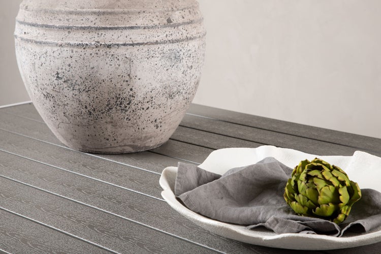 Gartentisch mit Tischplatte in Lattenoptik und weißem Gestell