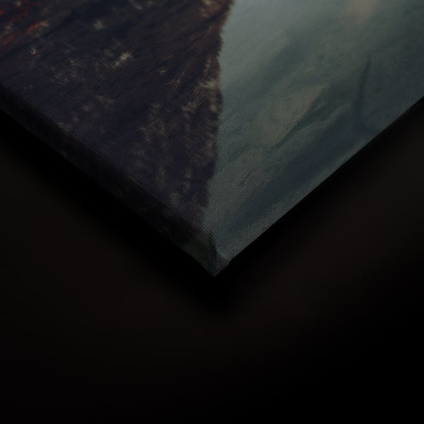 Nahaufnahme einer Leinwand mit einem bedruckten Bergmotiv und gespanntem Canvas-Material auf einem Keilrahmen.