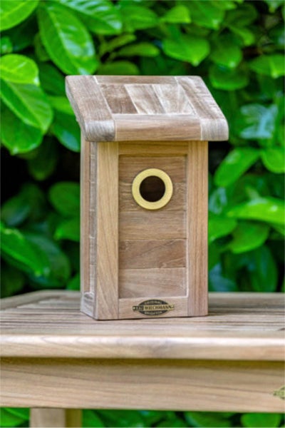 Vogelhaus aus Holz mit Metalleinfassung am Einflugloch