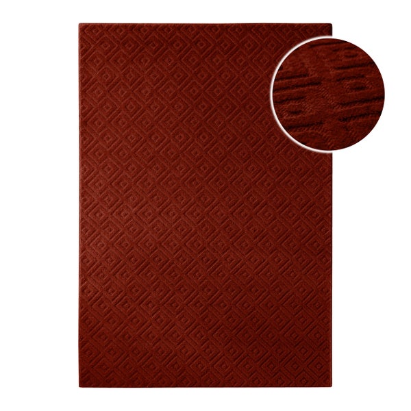 Dunkelroter Teppich mit geometrischem Rautenmuster und Detailansicht der Textur.