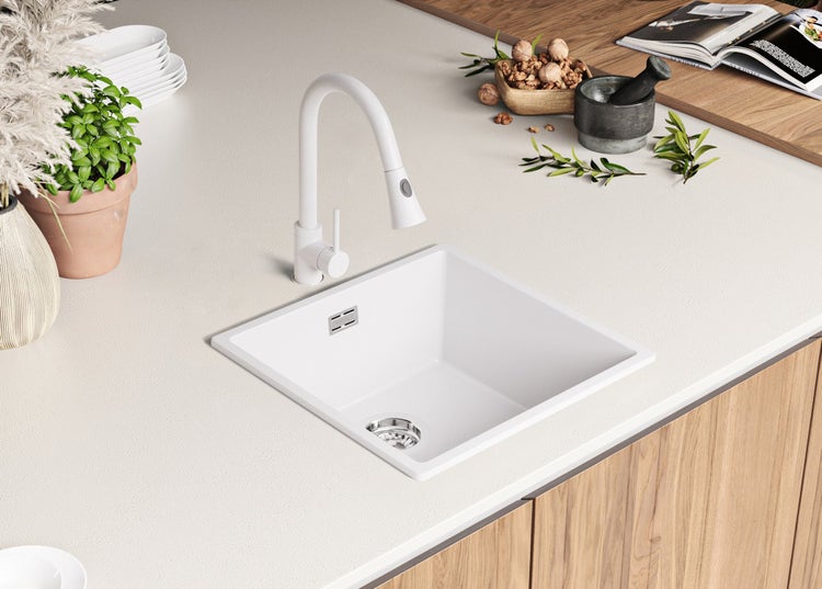 Spüle mit Wasserhahn auf einer Küchentheke