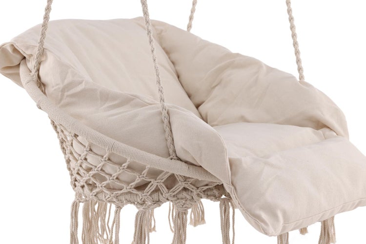 Hängesessel mit Kissen und Makramee-Details