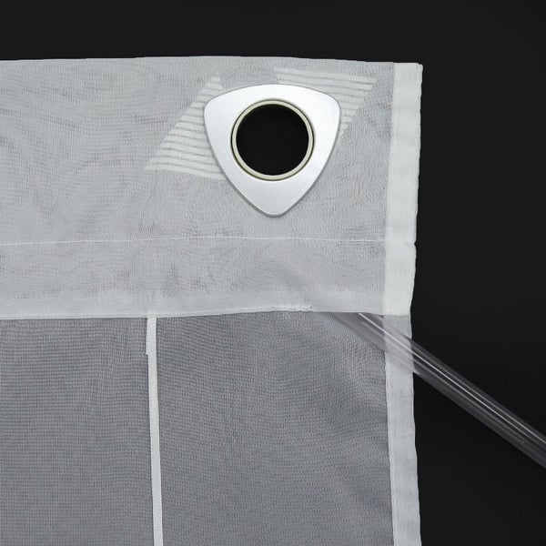 Detailaufnahme eines Gardinenschals mit Öse und Gardinenstange.