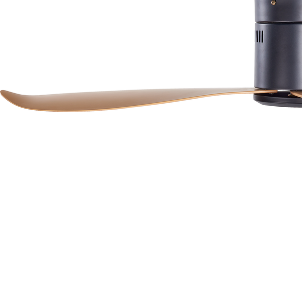 Deckenventilator mit dunklem Gehäuse und hellbraunem, geschwungenem Flügel in der Nahaufnahme.