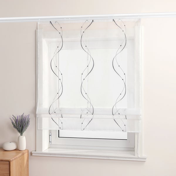 Fenster mit weißem Faltrollo mit Muster
