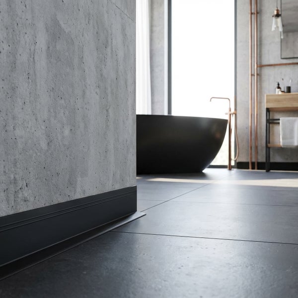 Modernes Badezimmer mit freistehender Badewanne, gefliestem Boden und Sockelleiste