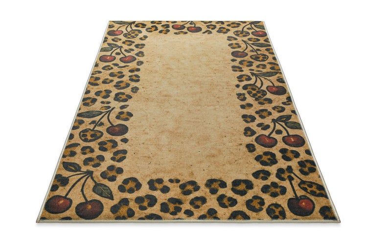 Rechteckiger Teppich mit einer Bordüre aus Leopardenmuster und Kirschmotiven.