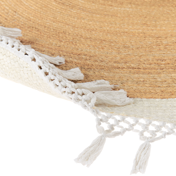 Detailaufnahme eines runden Naturfaserteppichs mit weißem Zierrand und Fransen.