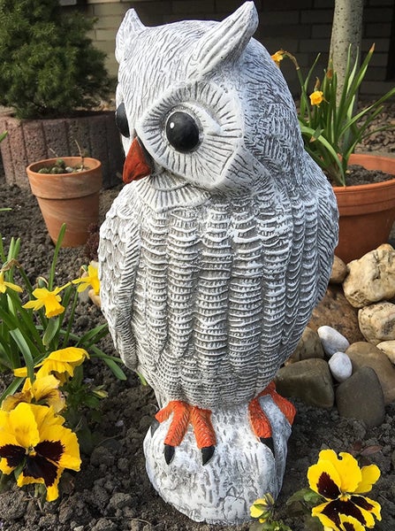 Dekorative Eulenfigur aus Stein für den Garten.