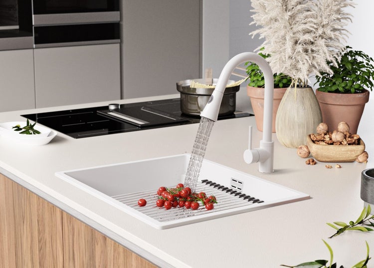 Moderne Küche mit Spüle, Armatur und Gemüse